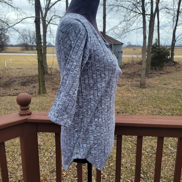 Free Kisses Woman's Gray 3/4 sleeve Pullover Business Casual Vneck Blouse sz S - Picture 5 of 11